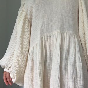 Cotton gauze dress with puffed sleeves.